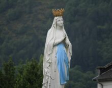“Ce n’est ni par la violence, ni par la destruction que l’on relèvera la France, mais par le retour à Dieu !”