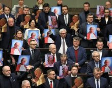 Le parlement polonais adopte une résolution défendant le pape Jean-Paul II