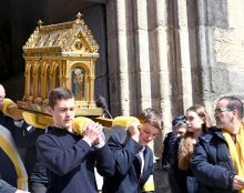 Ostensions limousines : les jeunes catholiques portent les reliques dans les rues de Limoges