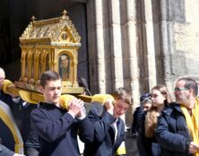 Ostensions limousines : les jeunes catholiques portent les reliques dans les rues de Limoges