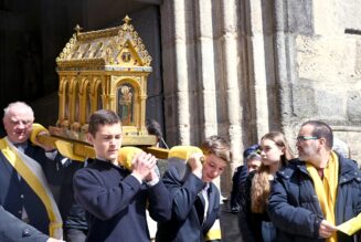 Ostensions limousines : les jeunes catholiques portent les reliques dans les rues de Limoges