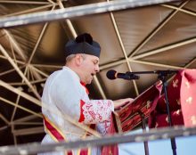 Les milliers de pèlerins de Chrétienté réunis aux Courlis pour la messe de la Pentecôte