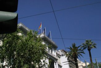 L’ambassade de France à Athènes voit-elle la communauté LGBT comme un organisme supranational ?