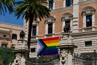 L’ambassade des Etats-Unis au Vatican affiche un drapeau LGBT-Transgenre