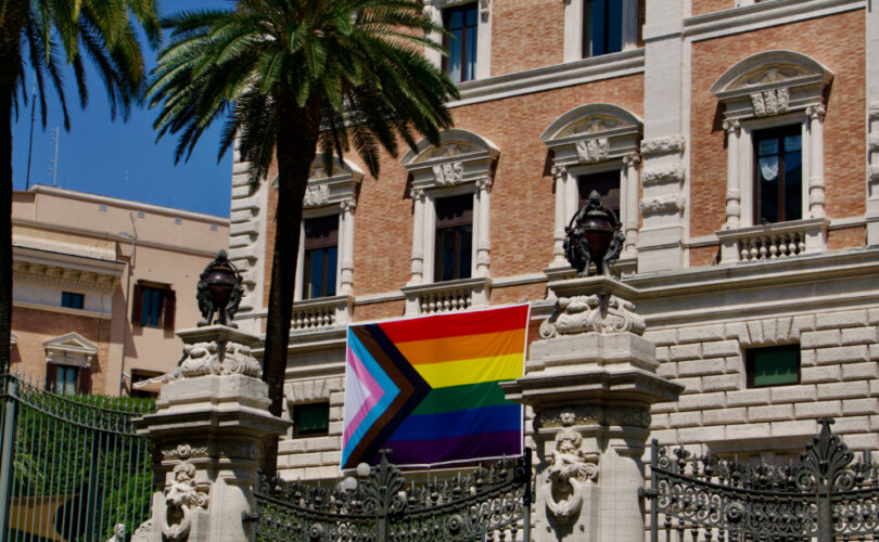 L’ambassade des Etats-Unis au Vatican affiche un drapeau LGBT-Transgenre