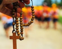 Prière du Rosaire à la Sainte Chapelle pour la destitution d’Emmanuel Macron