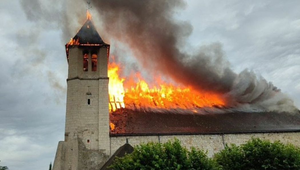 Encore une église en feu
