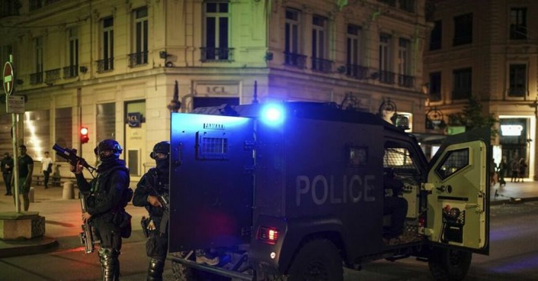 Petit bilan de la nuit : 31 commissariats, 16 postes de police et 11 casernes de gendarmerie attaqués