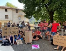 Des militants d’extrême gauche perturbent la messe à Saint Pierre de Colombier