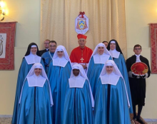 Le cardinal Mamberti remet l’habit à cinq postulantes des sœurs adoratrices de l’Institut du Christ-Roi