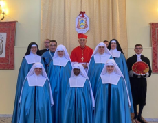 Le cardinal Mamberti remet l’habit à cinq postulantes des sœurs adoratrices de l’Institut du Christ-Roi