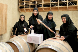 Objectif 3000 bouteilles de vin pour  aider les sœurs de Solan à acheter un bras articulé pour leurs vignes
