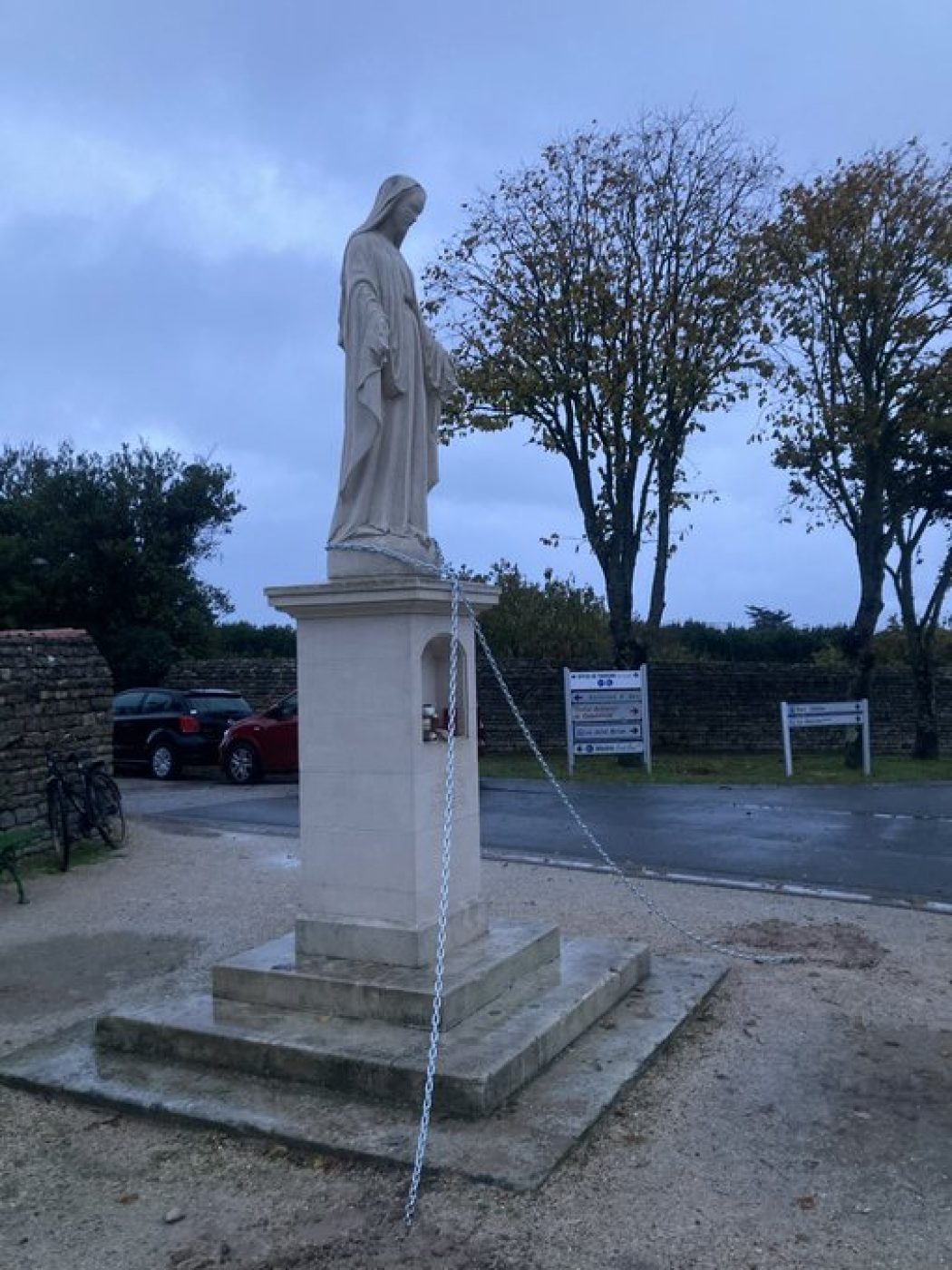 Ile de Ré : la statue de la Vierge a été déboulonnée de son socle lundi 30 octobre. Le socle transformé en oratoire
