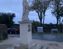 Ile de Ré : la statue de la Vierge a été déboulonnée de son socle lundi 30 octobre. Le socle transformé en oratoire