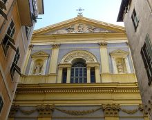 Une tunisienne casse un banc d’église à Nice, en criant « Allah Akbar »