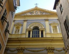 Une tunisienne casse un banc d’église à Nice, en criant « Allah Akbar »