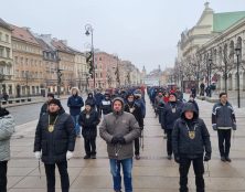 Les guerriers du rosaire dans les rues de Pologne