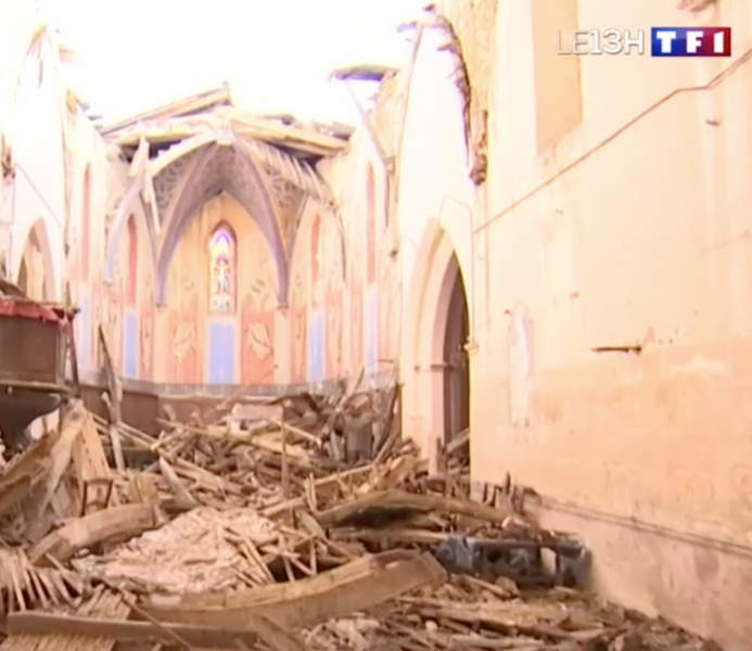 À Garbic, le toit d’une église vient de s’effondrer, laissant l’édifice totalement éventré