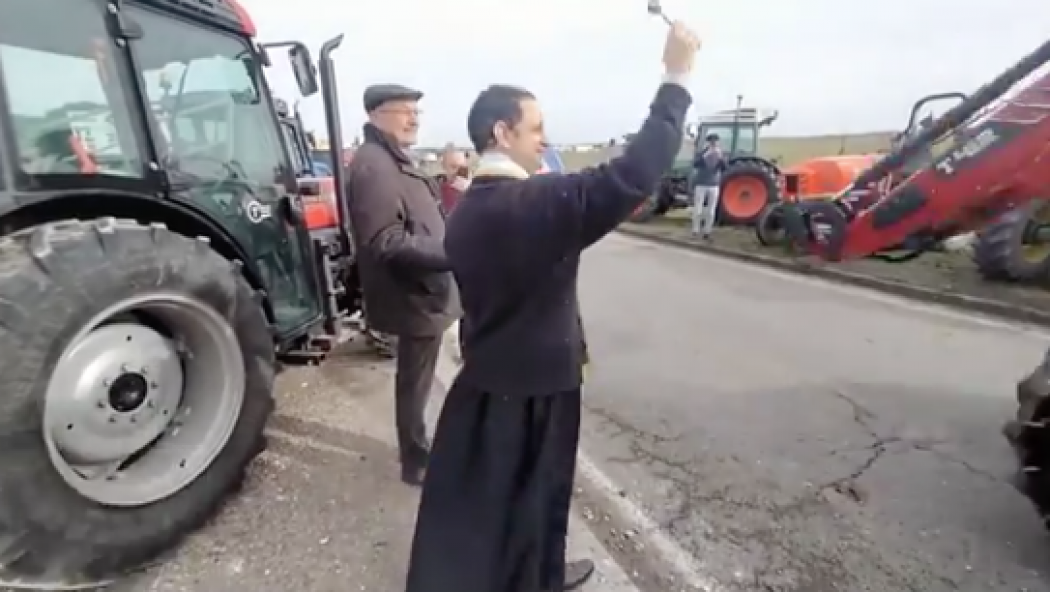 À Bergerac, un prêtre bénit le convoi de tracteurs en route pour Paris