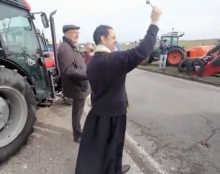 À Bergerac, un prêtre bénit le convoi de tracteurs en route pour Paris