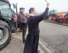 À Bergerac, un prêtre bénit le convoi de tracteurs en route pour Paris