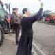 À Bergerac, un prêtre bénit le convoi de tracteurs en route pour Paris