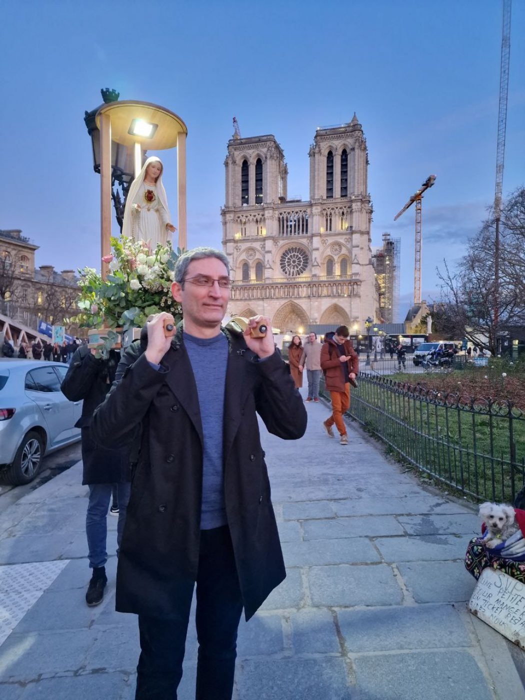 La vierge pèlerine de la France Prie à Paris