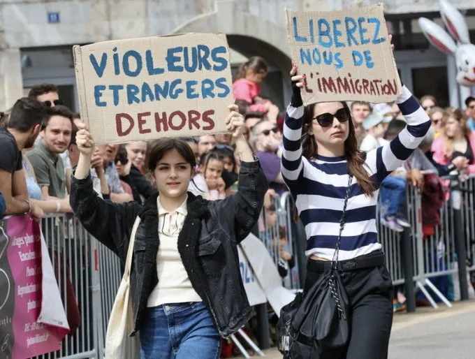 #LibérezYona : Une jeune femme de 19 ans en garde à vue pour une simple pancarte