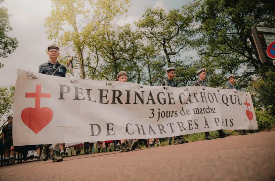 De Chartres à Paris, 8000 chercheurs de Dieu