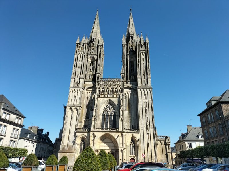 L’appel à la prière islamique chanté à la cathédrale de Coutances en présence de l’évêque