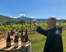 Objectif 5000 bouteilles de vin pour  aider les moines du Barroux à financer l’achat d’un nouveau tracteur