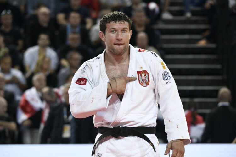 Suspendu pour cinq mois par la Fédération internationale de judo pour avoir fait un signe de croix