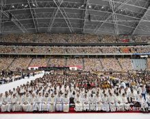 Christus vincit résonne dans le stade plein de Singapour