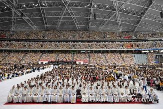 Christus vincit résonne dans le stade plein de Singapour