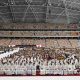 Christus vincit résonne dans le stade plein de Singapour