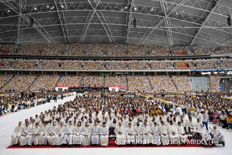 Christus vincit résonne dans le stade plein de Singapour