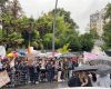 Pau : des centaines d’élèves et parents manifestent pour soutenir le directeur suspendu par le rectorat