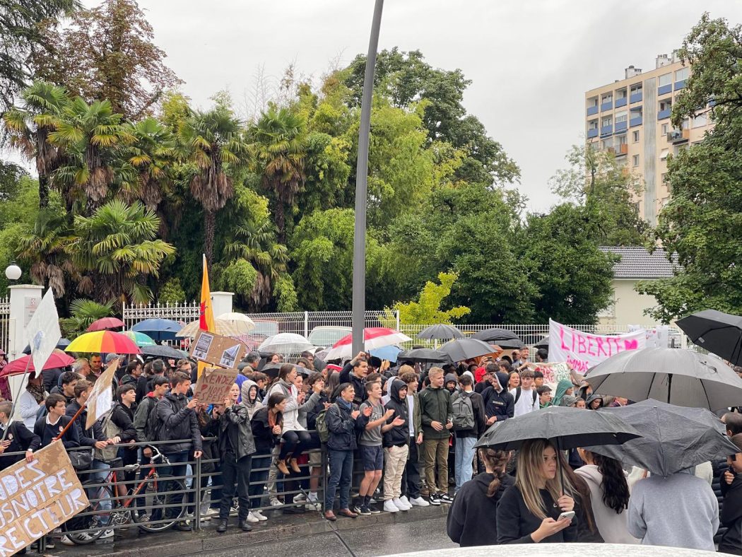 Pau : des centaines d’élèves et parents manifestent pour soutenir le directeur suspendu par le rectorat