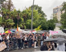 Pau : des centaines d’élèves et parents manifestent pour soutenir le directeur suspendu par le rectorat