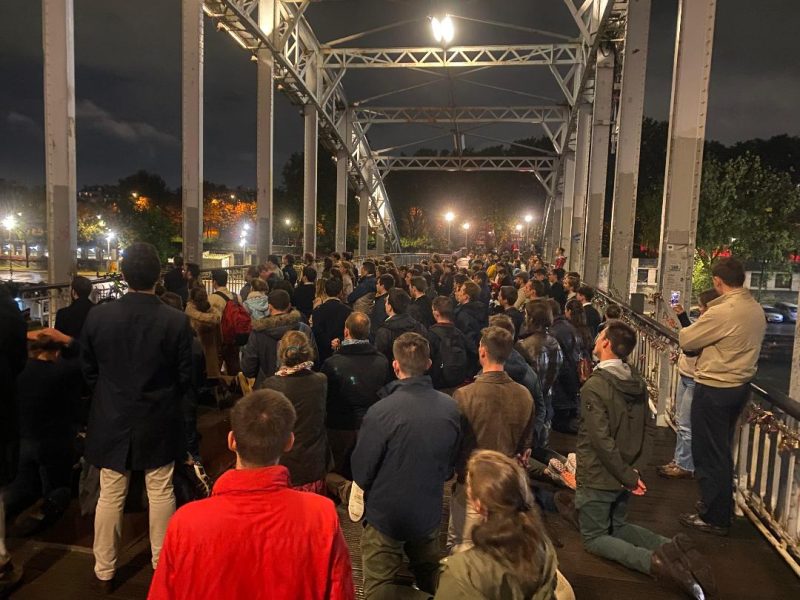 Chapelet de réparation sur le lieu du blasphème commis lors des JO