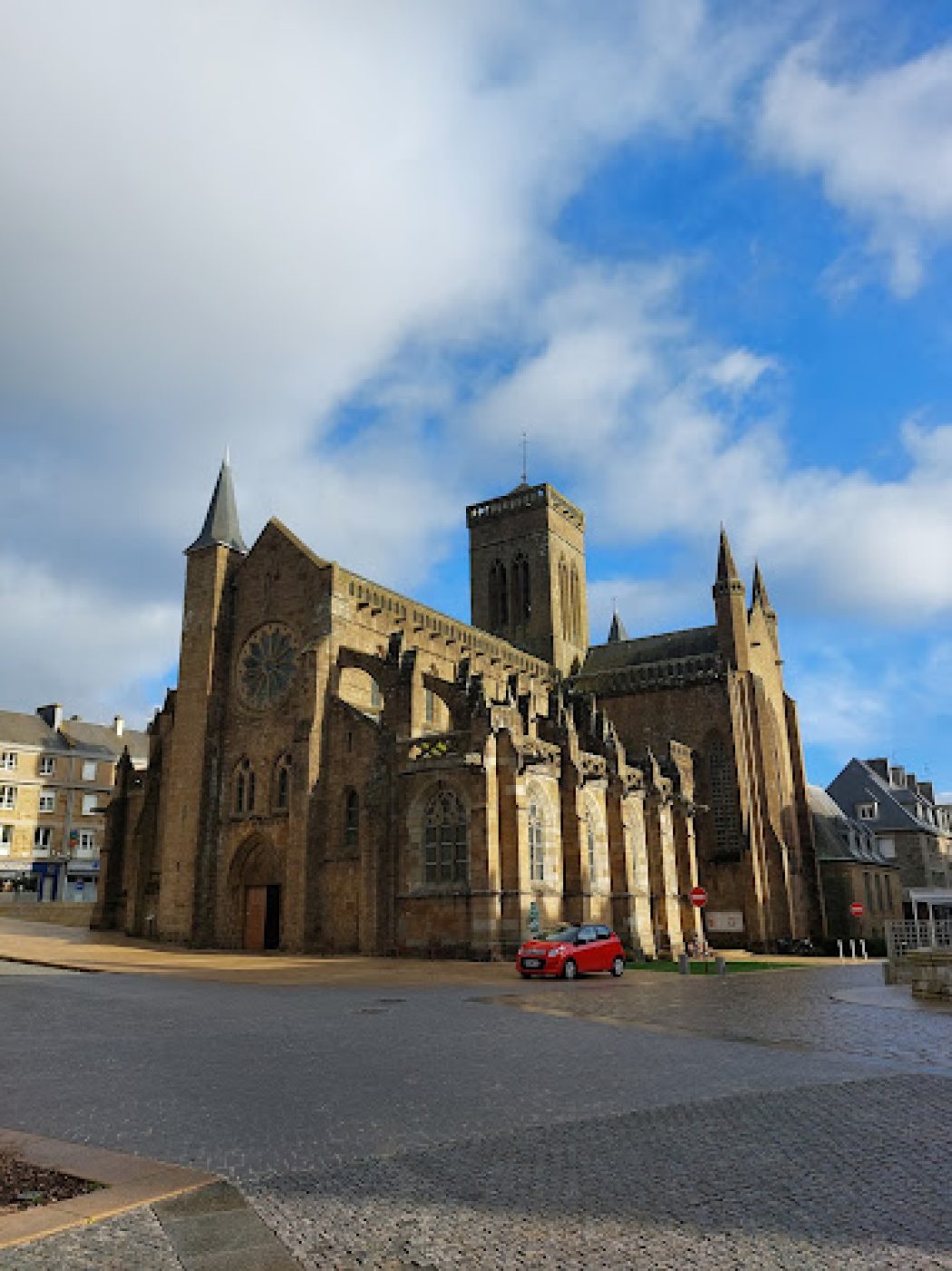 Une église profanée à Vire (14)