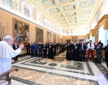 Le pape encourage des élus français à contribuer au débat sur la fin de vie