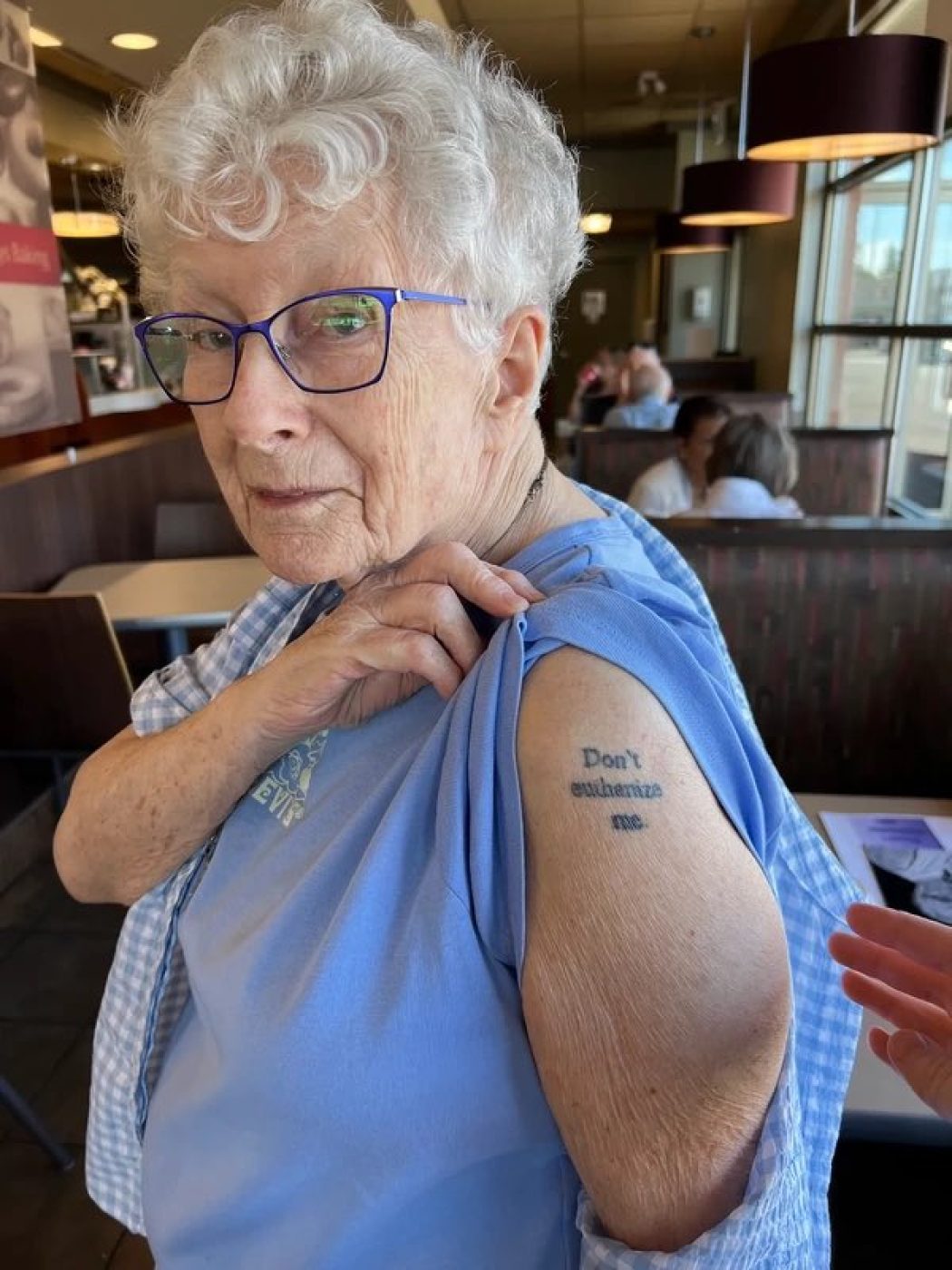 Elle porte un tatouage « ne m’euthanasiez pas »