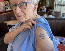 Elle porte un tatouage « ne m’euthanasiez pas »