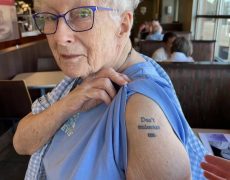 Elle porte un tatouage « ne m’euthanasiez pas »