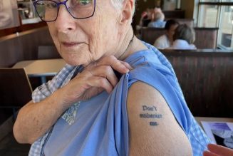 Elle porte un tatouage « ne m’euthanasiez pas »