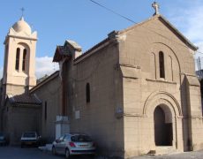 «Vous allez tous mourir, DZ Mafia», inscrit sur la façade d’une chapelle du XIIe siècle à Marseille