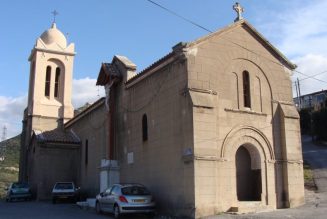 «Vous allez tous mourir, DZ Mafia», inscrit sur la façade d’une chapelle du XIIe siècle à Marseille