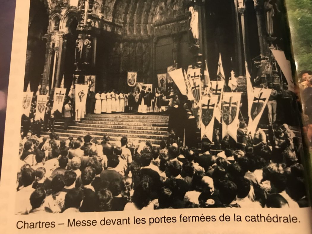 Les messes du pèlerinage Notre-Dame de Chrétienté célébrées devant les portes fermées des cathédrales ?