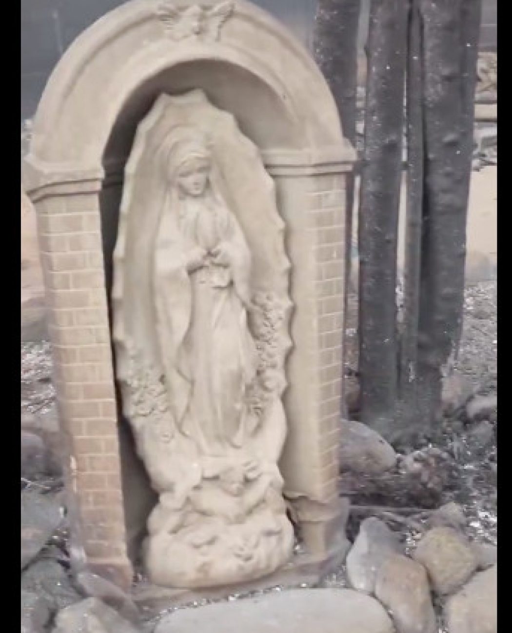 Los Angeles : au milieu du sinistre, une statue de la Vierge Marie